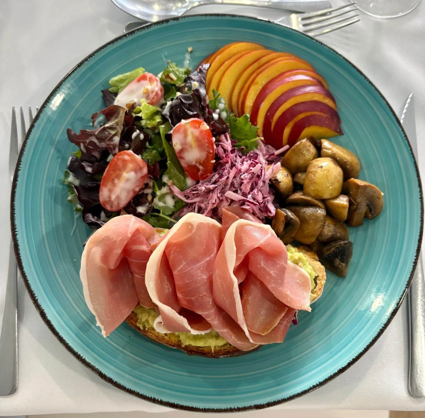 Salada com fruta e presunto